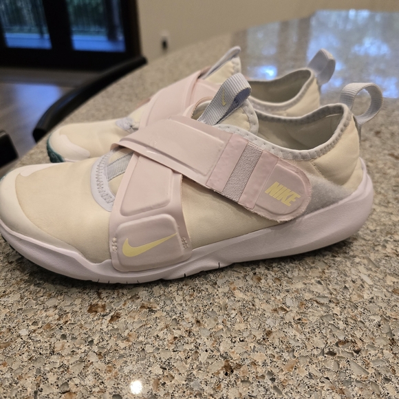 Nike Flex Advance FlyEase Sneaker - Picture 1 of 11